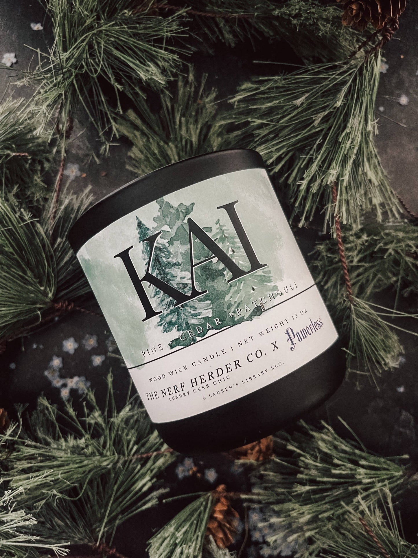 Bougie sous licence officielle | Kai (13 oz). Créatrice : Melissa de « The Nerf Herder co. »