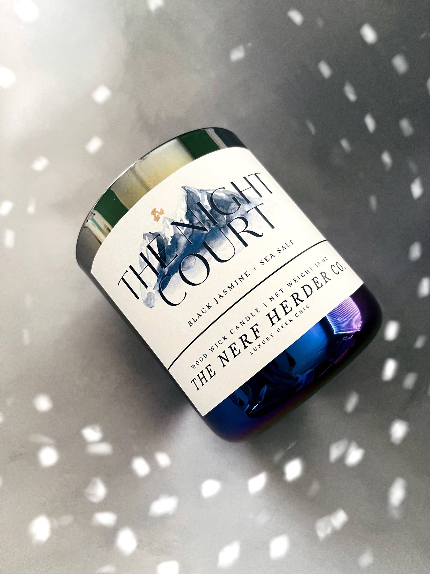 Bougie sous licence officielle | La Cour de la Nuit (13 oz). Créatrice : Melissa de « The Nerf Herder co. »