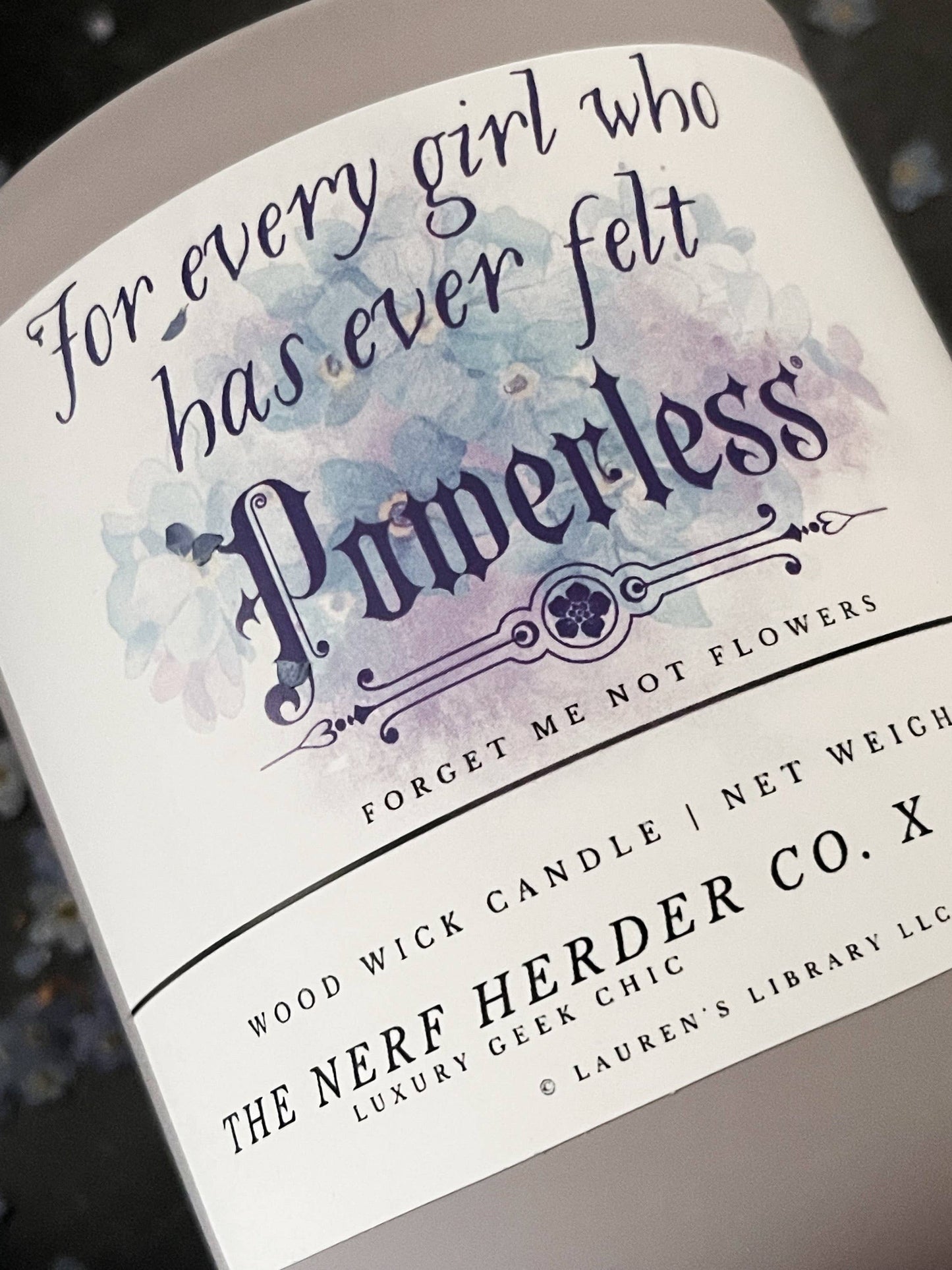 Bougie sous licence officielle | Powerless (13 oz). Créatrice : Melissa de « The Nerf Herder co. »