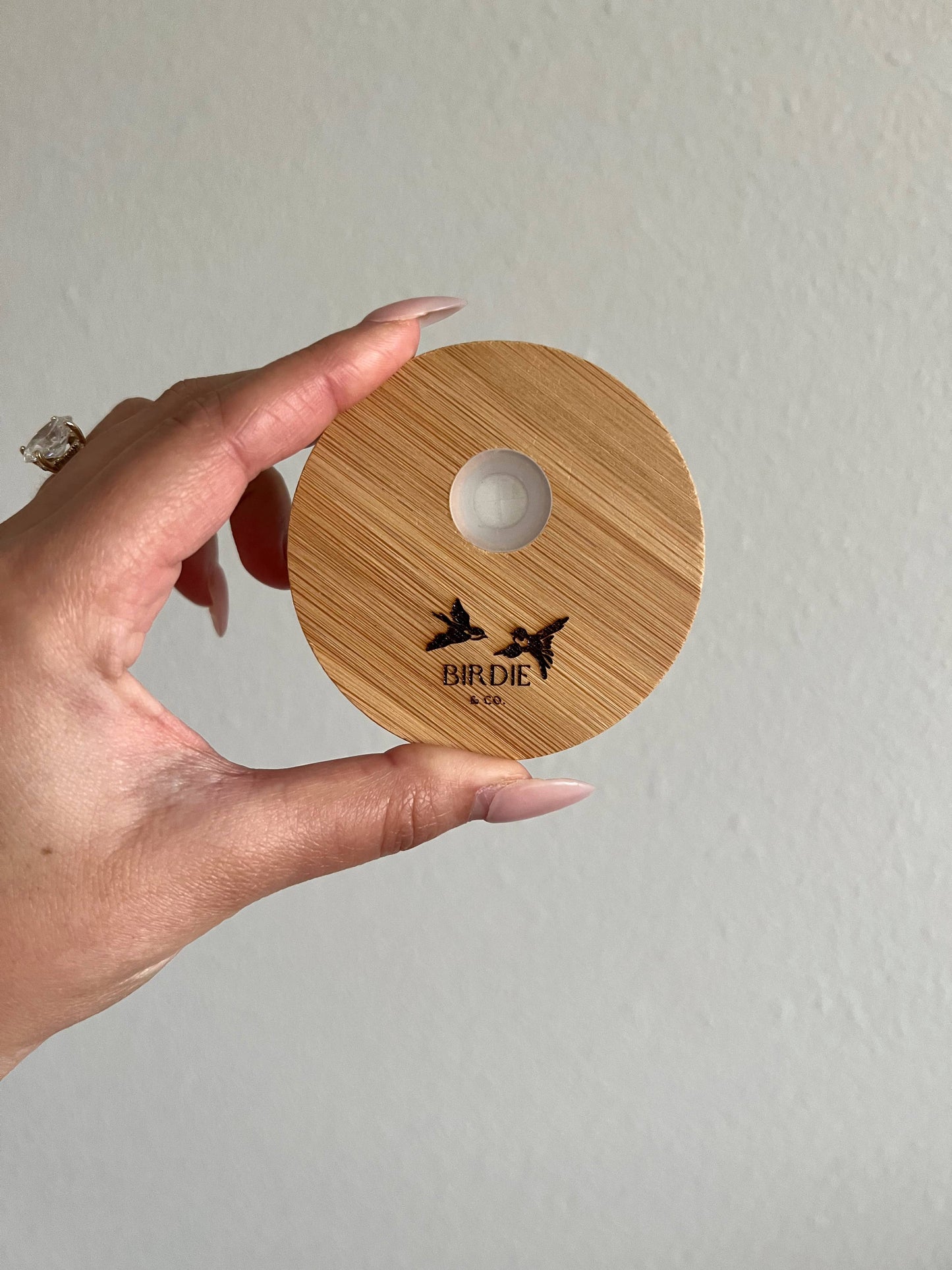 Verre à café glacé motif « livres et fleurs » avec paille en verre. Créatrice : « Birdie&co »