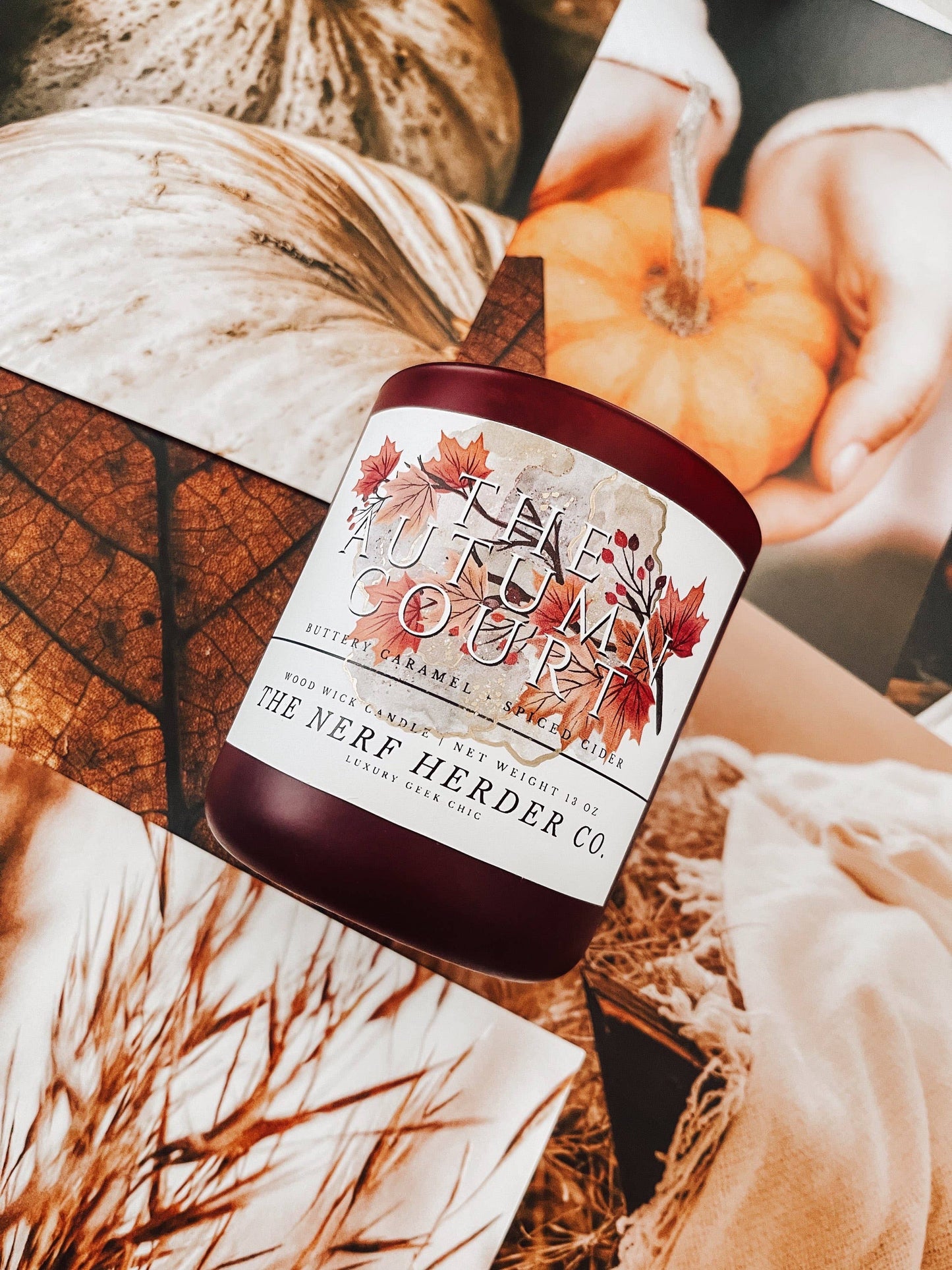 Bougie sous licence officielle | La Cour d'Automne (13 oz). Créatrice : Melissa de « The Nerf Herder co. »