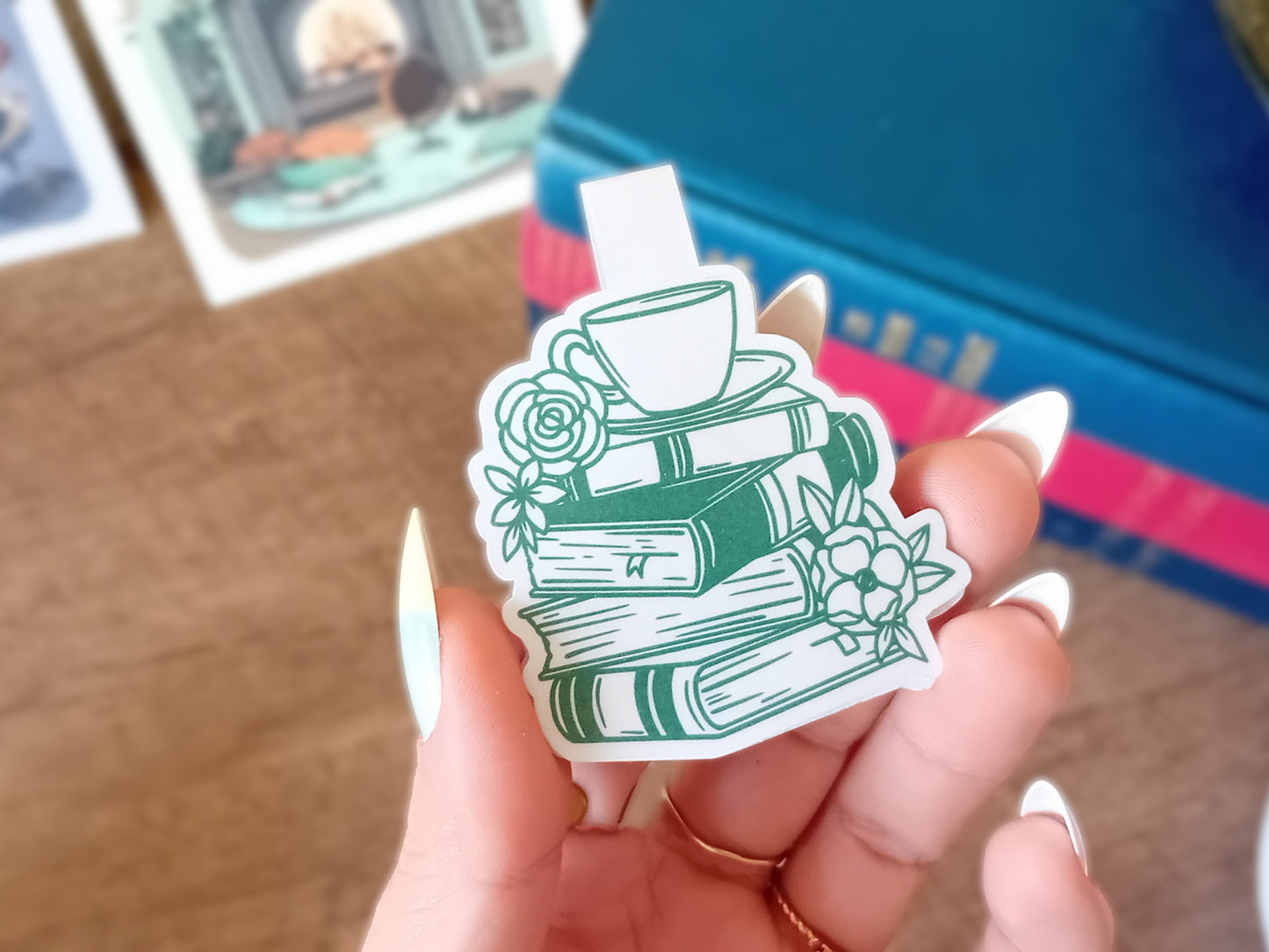 Marque-Page Magnétique - Pile de Livres avec Tasse. Créatrice « La baleine qui embosse »