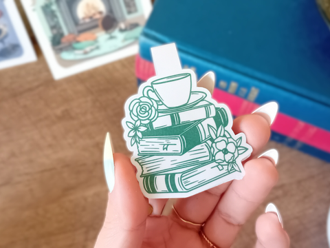 Marque-Page Magnétique - Pile de Livres avec Tasse. Créatrice « La baleine qui embosse »