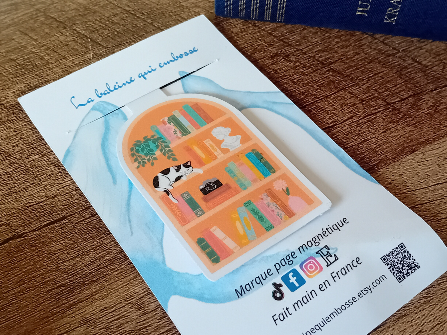 Marque-Page Magnétique - Bibliothèque et Chat. Créatrice « La baleine qui embosse »