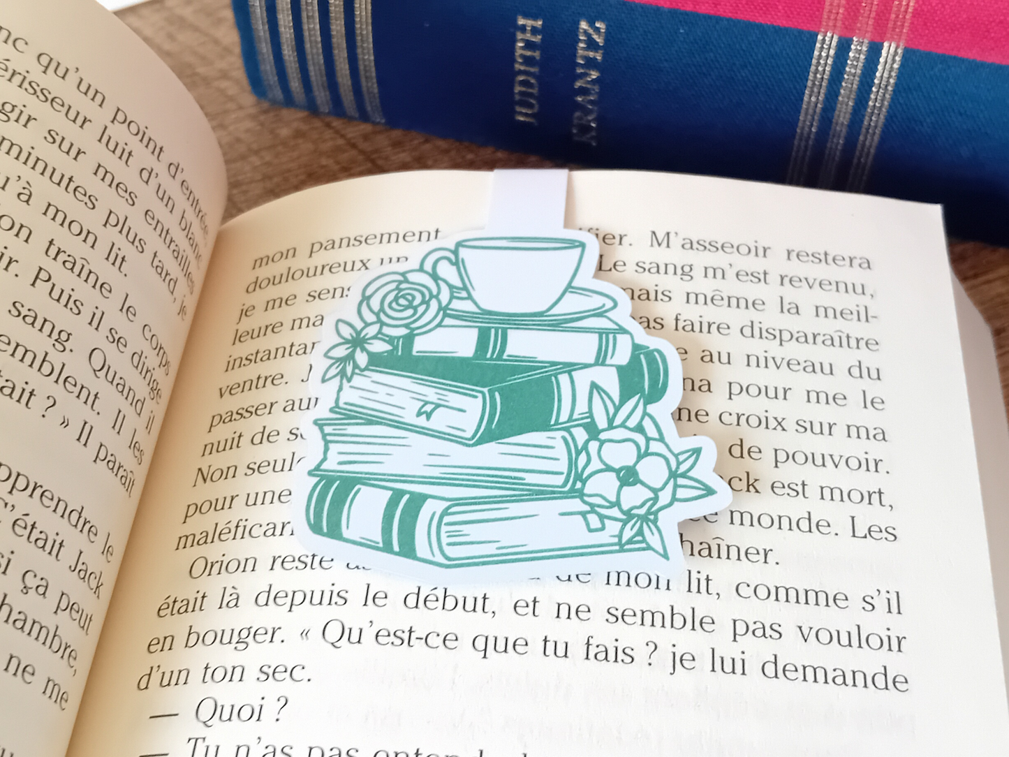 Marque-Page Magnétique - Pile de Livres avec Tasse. Créatrice « La baleine qui embosse »