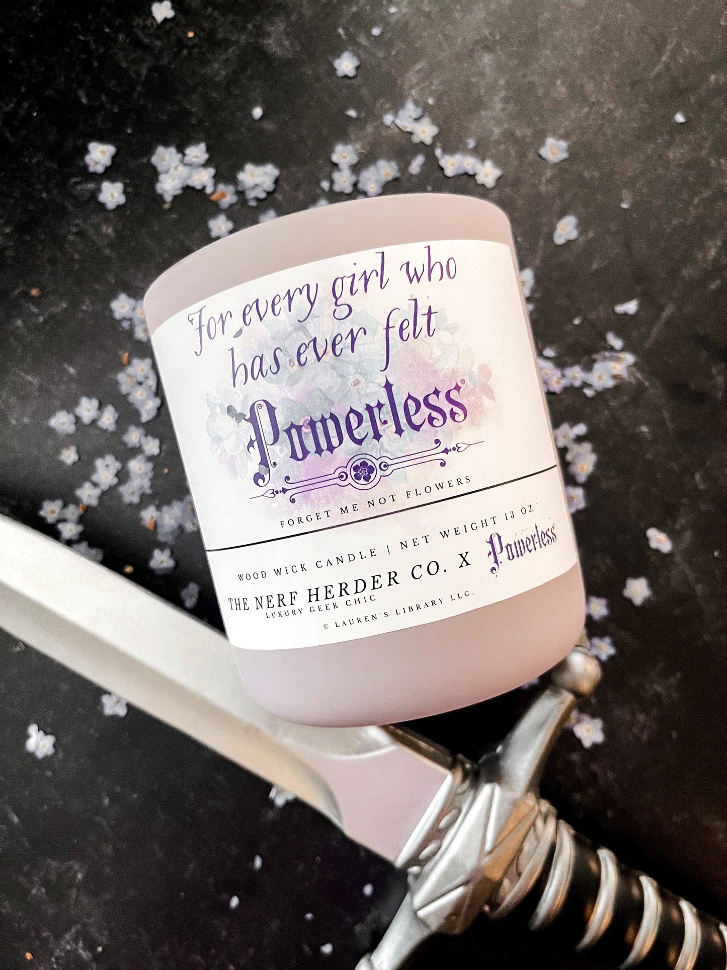 Bougie sous licence officielle | Powerless (13 oz). Créatrice : Melissa de « The Nerf Herder co. »