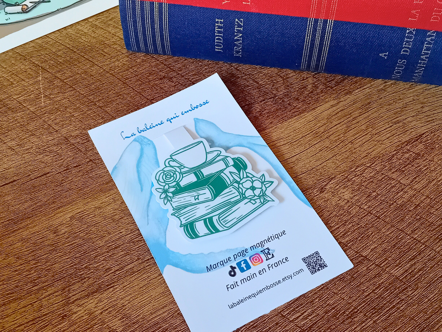 Marque-Page Magnétique - Pile de Livres avec Tasse. Créatrice « La baleine qui embosse »