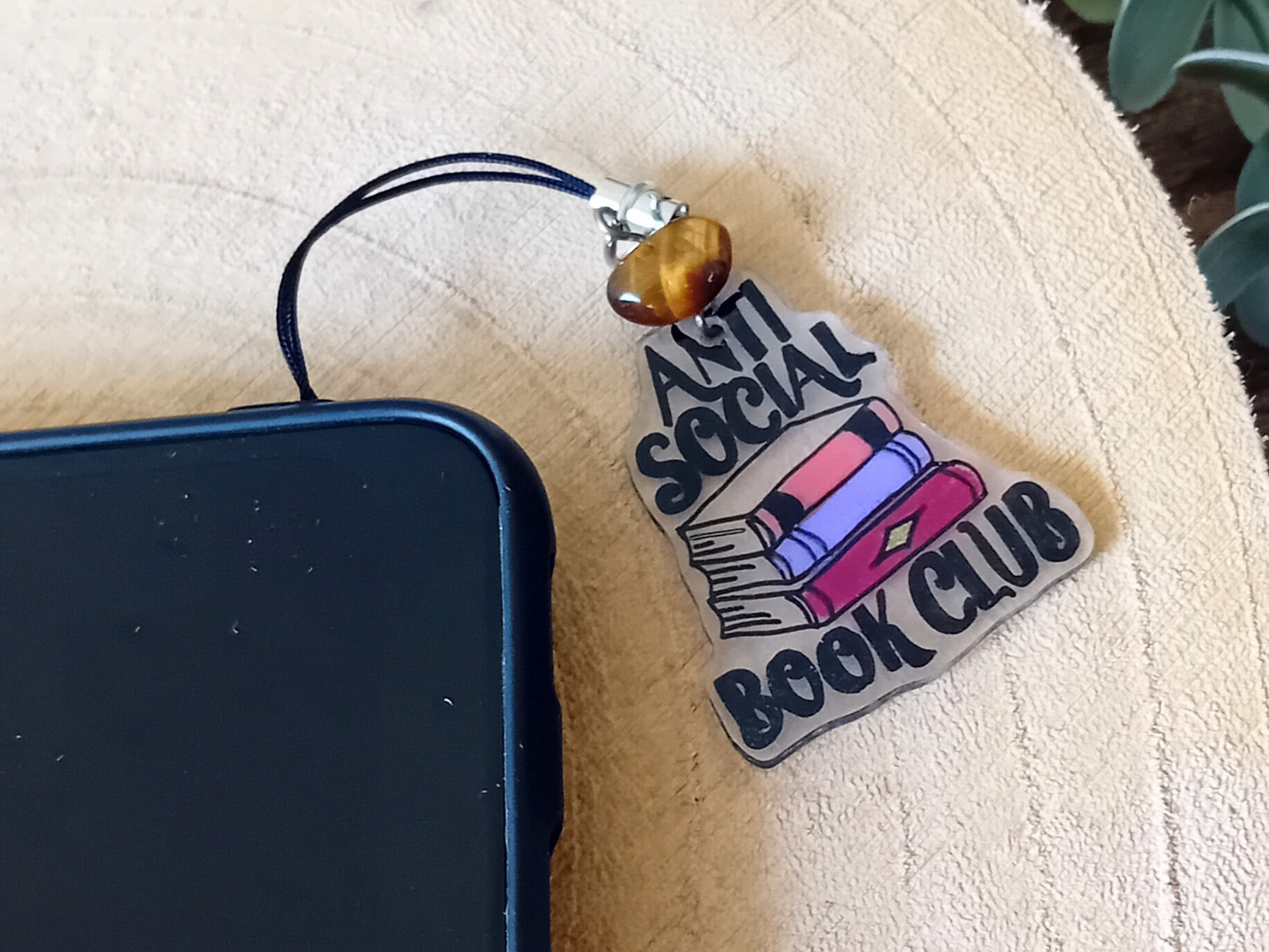 Bijou de Téléphone Anti Social Book Club Œil de Tigre. Créatrice « La baleine qui embosse »