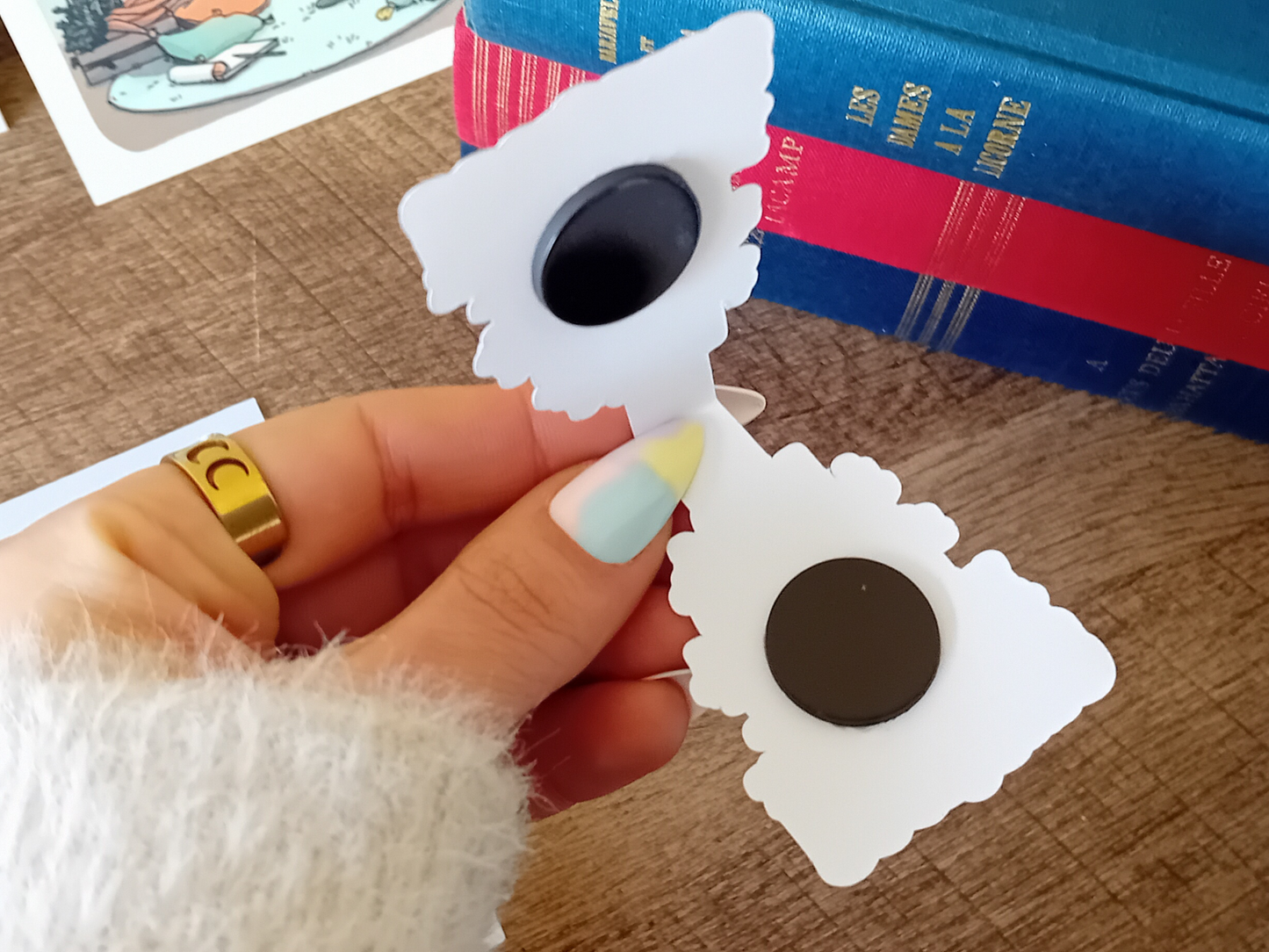 Marque-Page Magnétique - Pile de Livres avec Tasse. Créatrice « La baleine qui embosse »