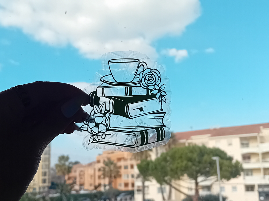 Sun Catcher Statique Pile de Livres & Tasse de Thé: Doré. Créatrice « La baleine qui embosse »