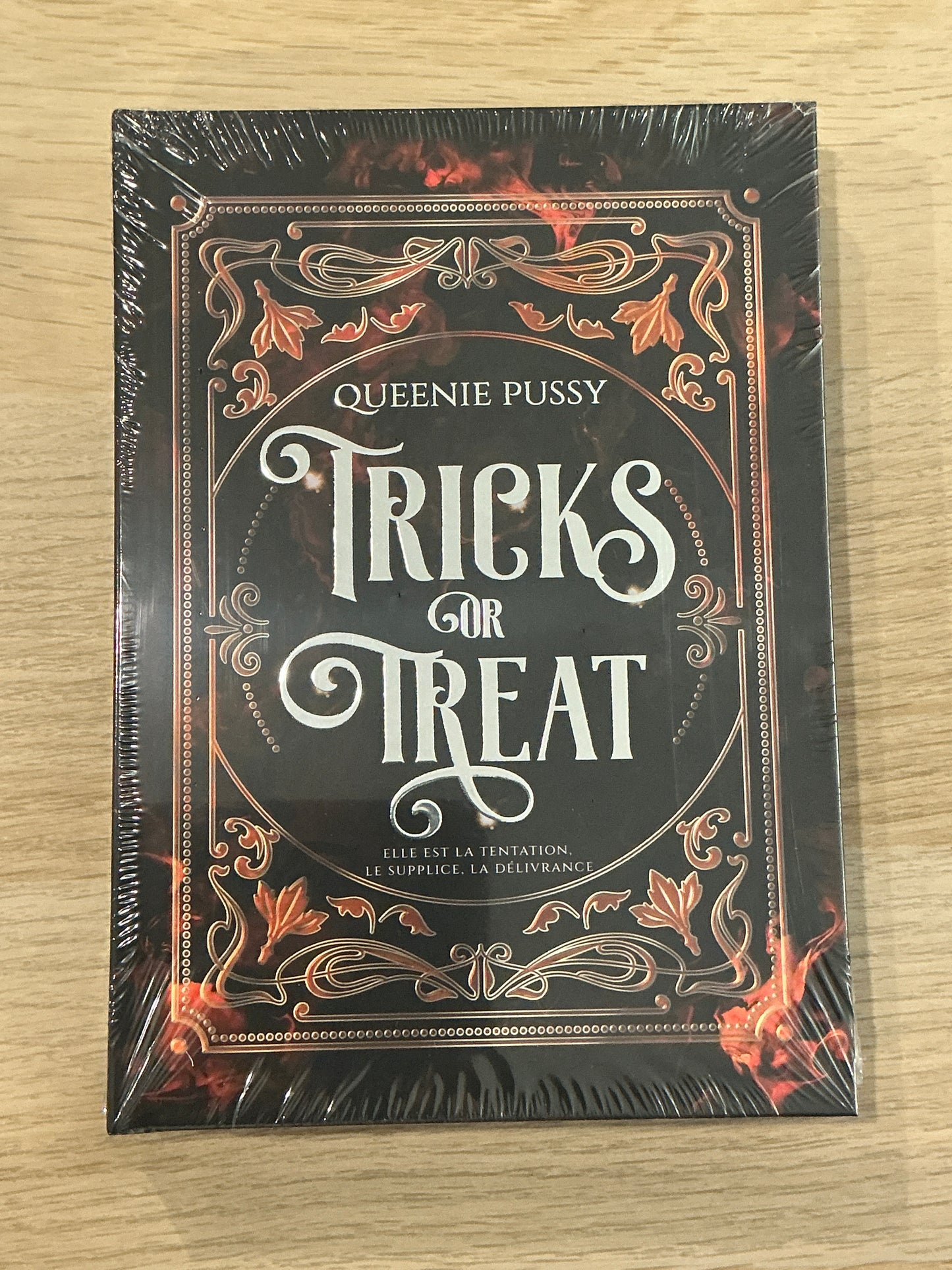 TRICKS OR TREAT de de Queenie Pussy