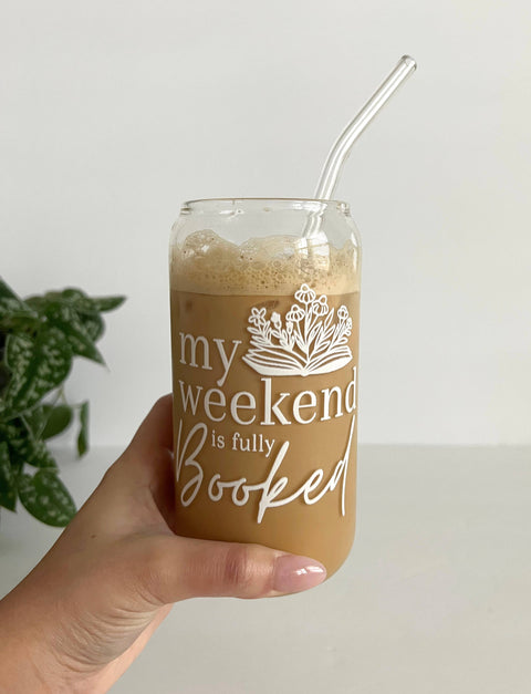 Verre à café glacé « My week end is fully booked » avec paille en verre. Créatrice : « Birdie&co »