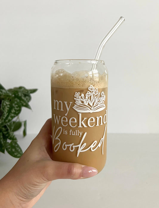 Verre à café glacé « My week end is fully booked » avec paille en verre. Créatrice : « Birdie&co »