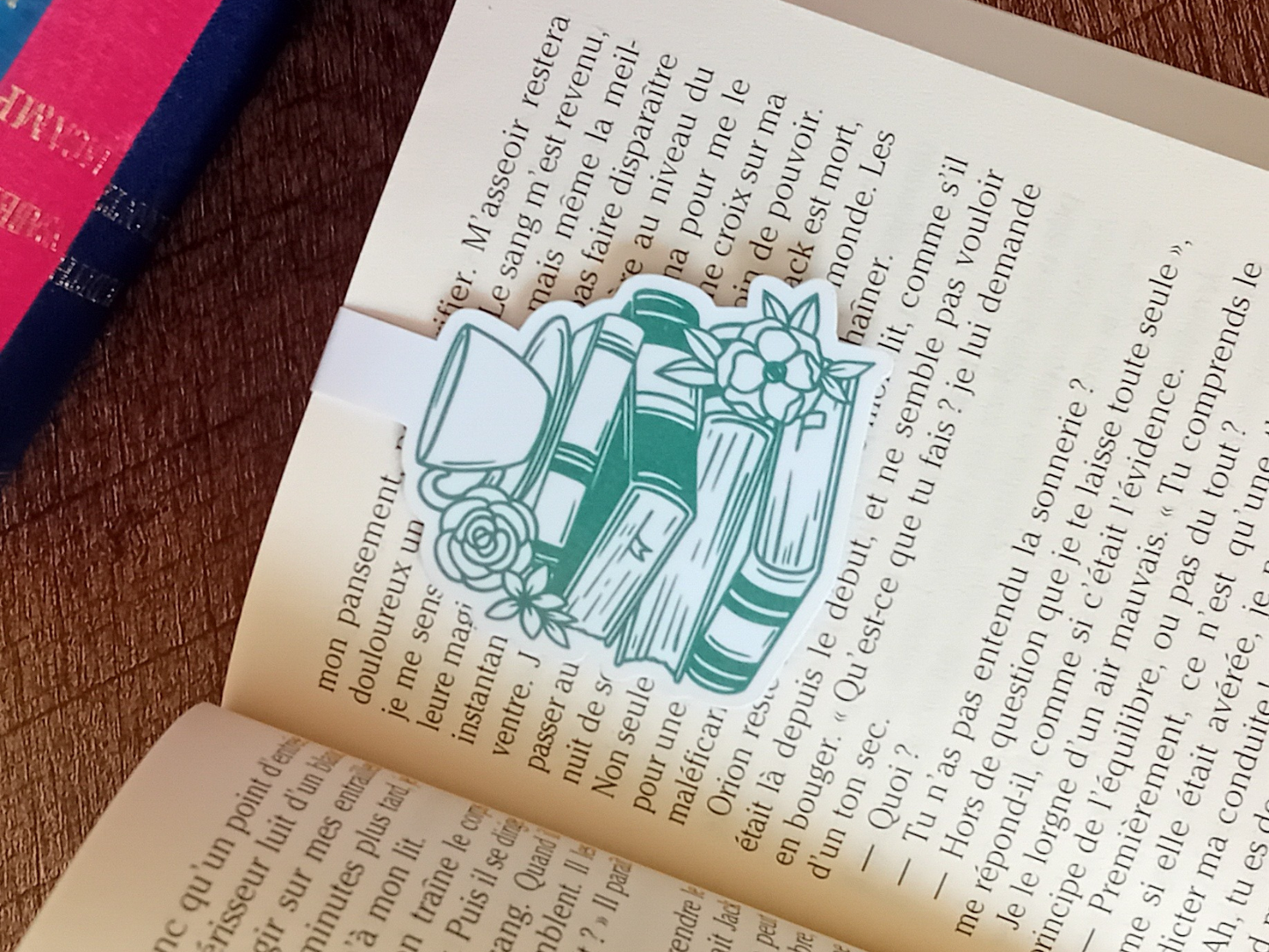 Marque-Page Magnétique - Pile de Livres avec Tasse. Créatrice « La baleine qui embosse »