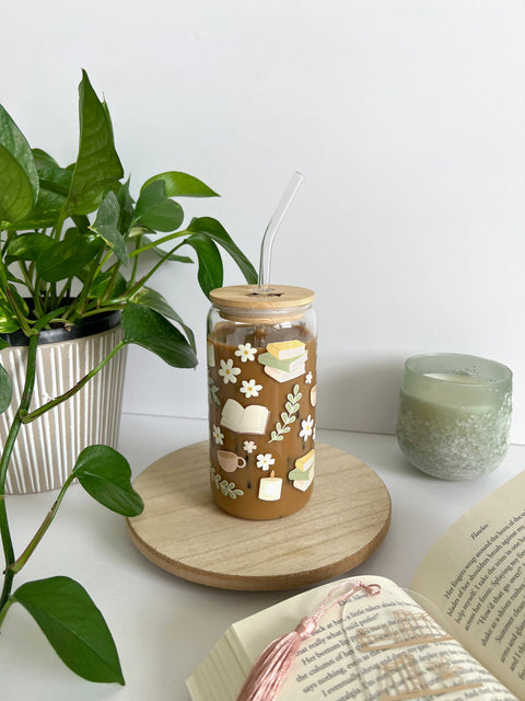 Verre à café glacé motif « livres et fleurs » avec paille en verre. Créatrice : « Birdie&co »