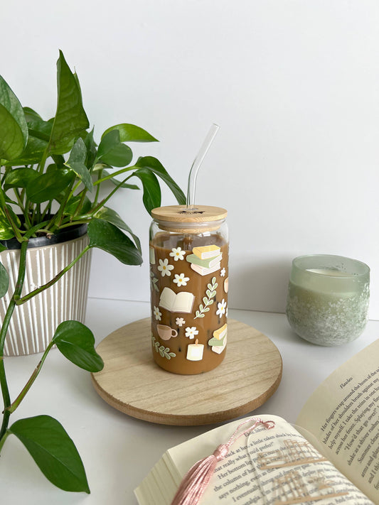 Verre à café glacé motif « livres et fleurs » avec paille en verre. Créatrice : « Birdie&co »