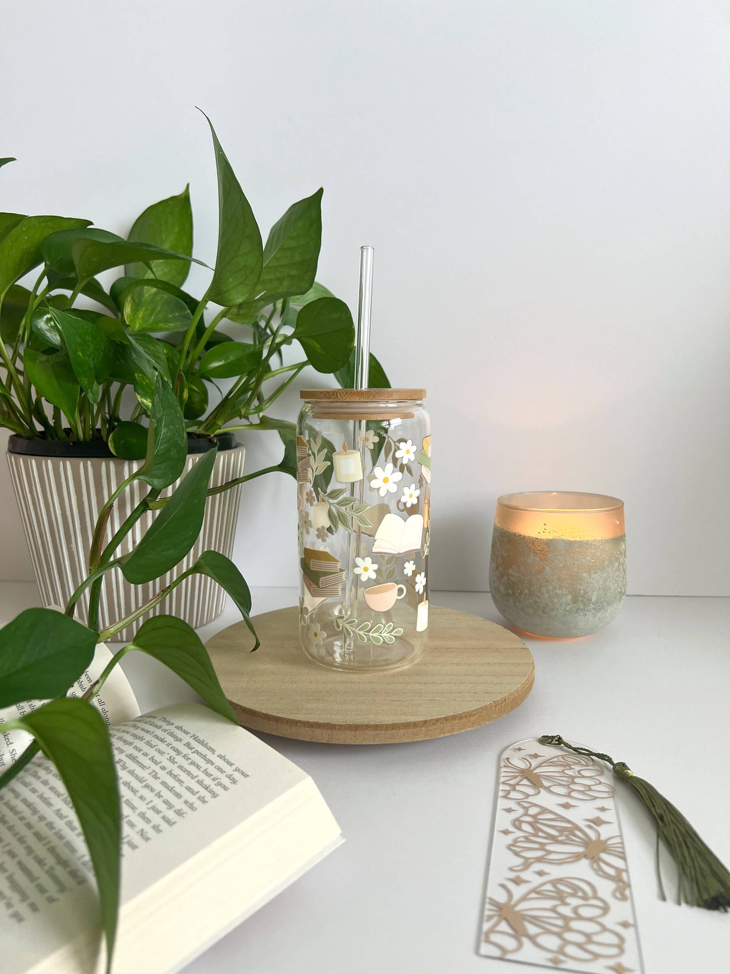 Verre à café glacé motif « livres et fleurs » avec paille en verre. Créatrice : « Birdie&co »