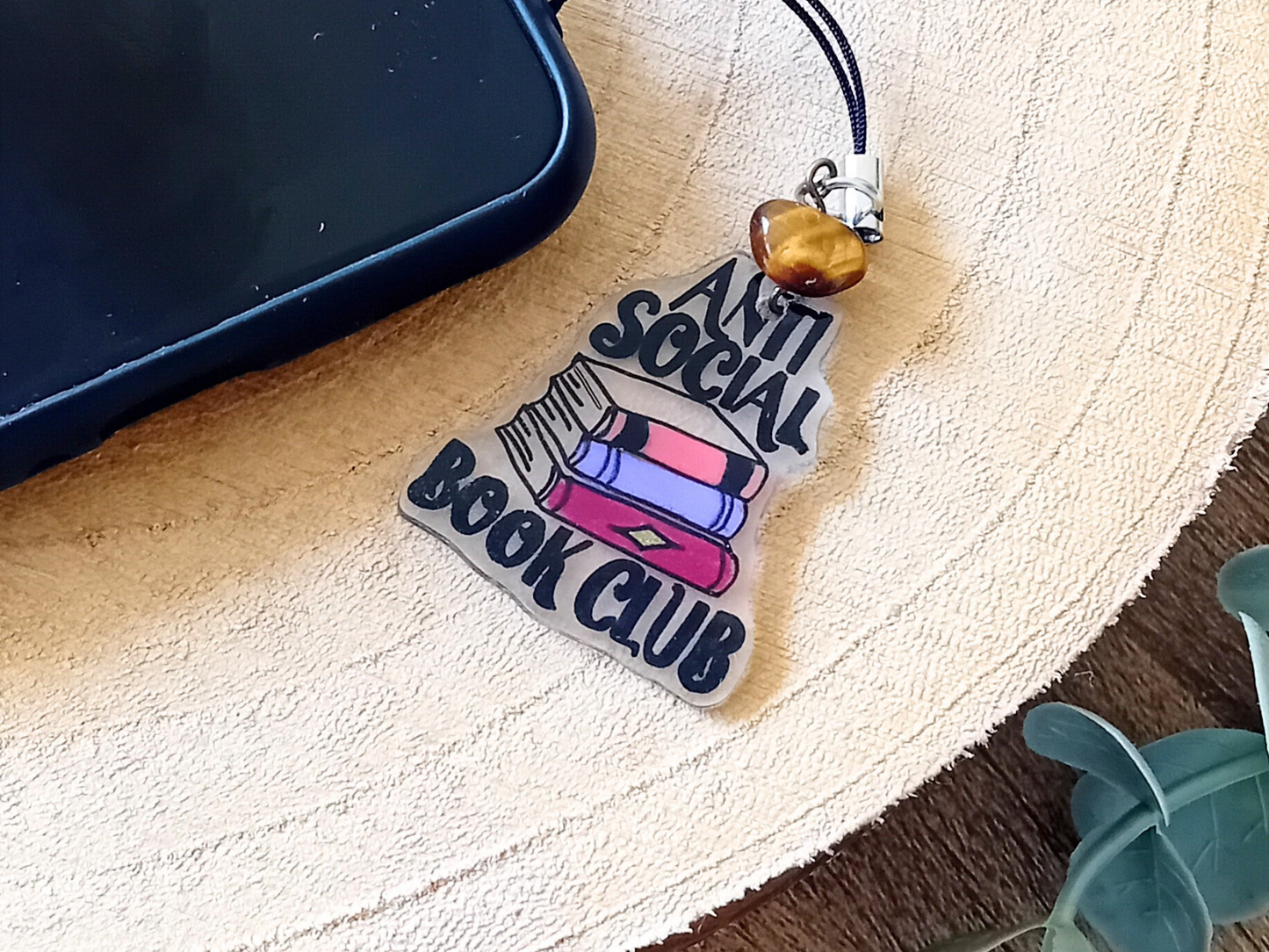 Bijou de Téléphone Anti Social Book Club Œil de Tigre. Créatrice « La baleine qui embosse »