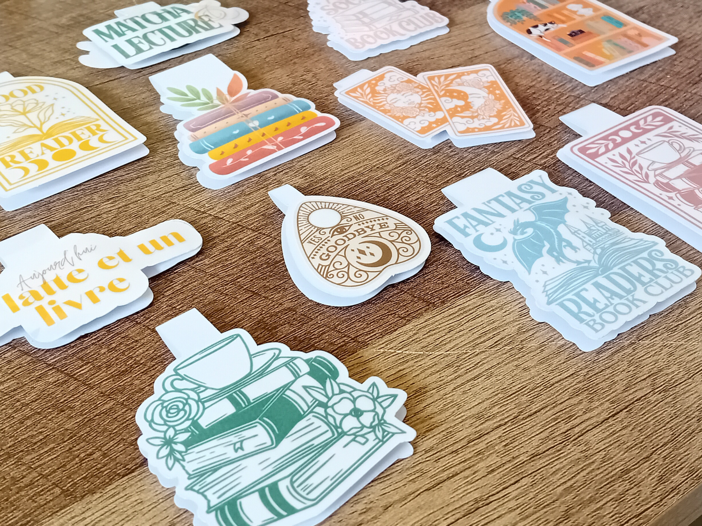 Marque-Page Magnétique - Pile de Livres avec Tasse. Créatrice « La baleine qui embosse »