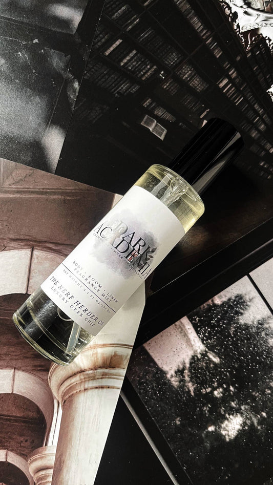 Brume d’ambiance parfumée | Dark Academia (100 ml). Créatrice : Melissa de « The Nerf Herder co. »